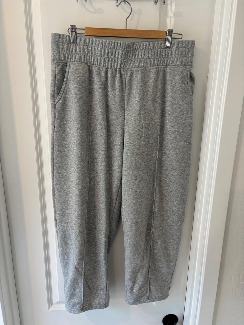 A new day Women’s cropped barrel leg sweats size xl